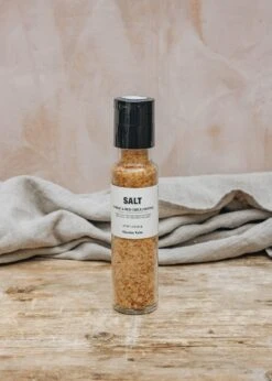 Nicolas Vahé Salt With Garlic And Red Chilli Pepper In Spice Mill