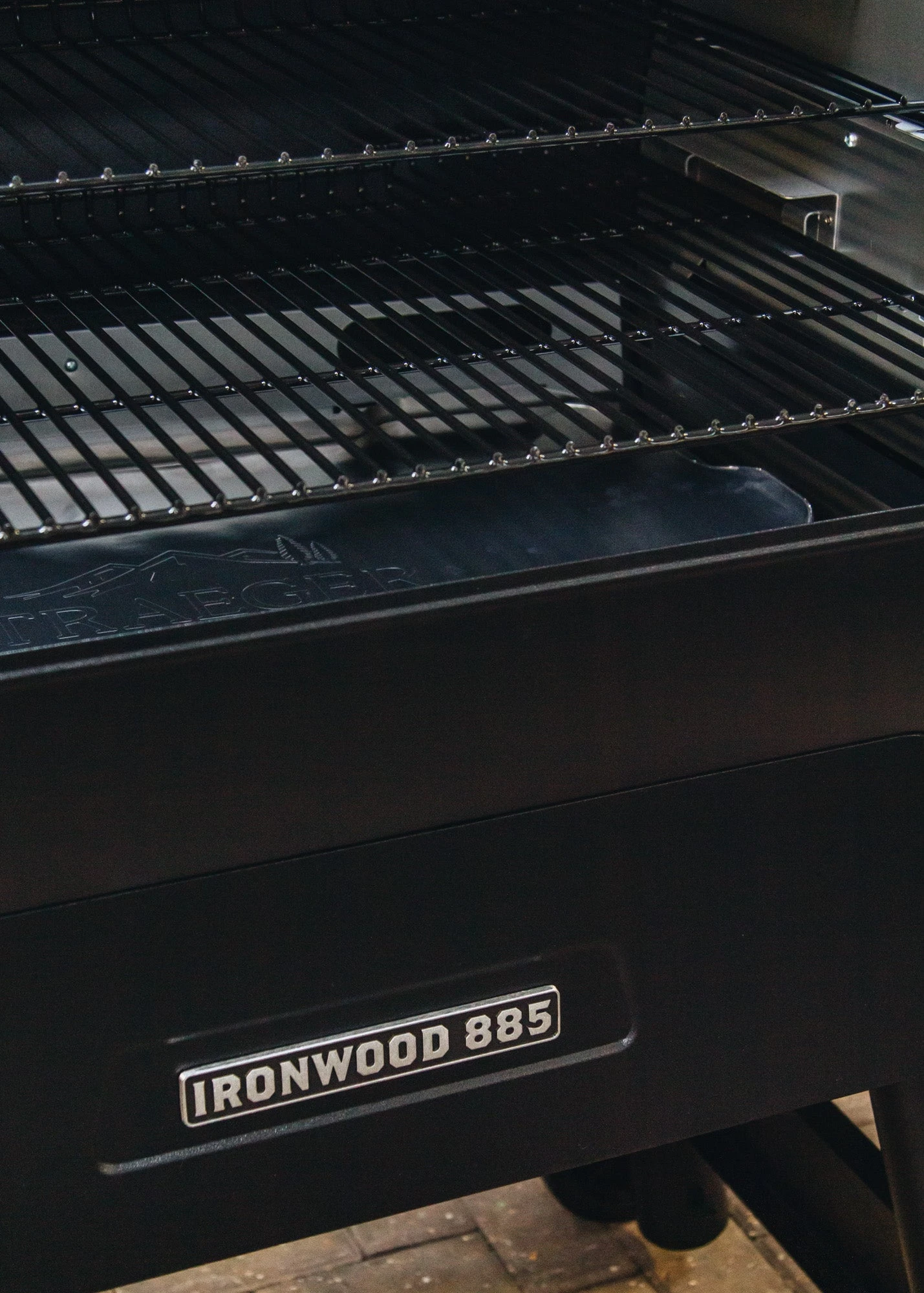 Traeger Ironwood 885 Wood Pellet Grill In Black With Pellet Sensor - Image 3